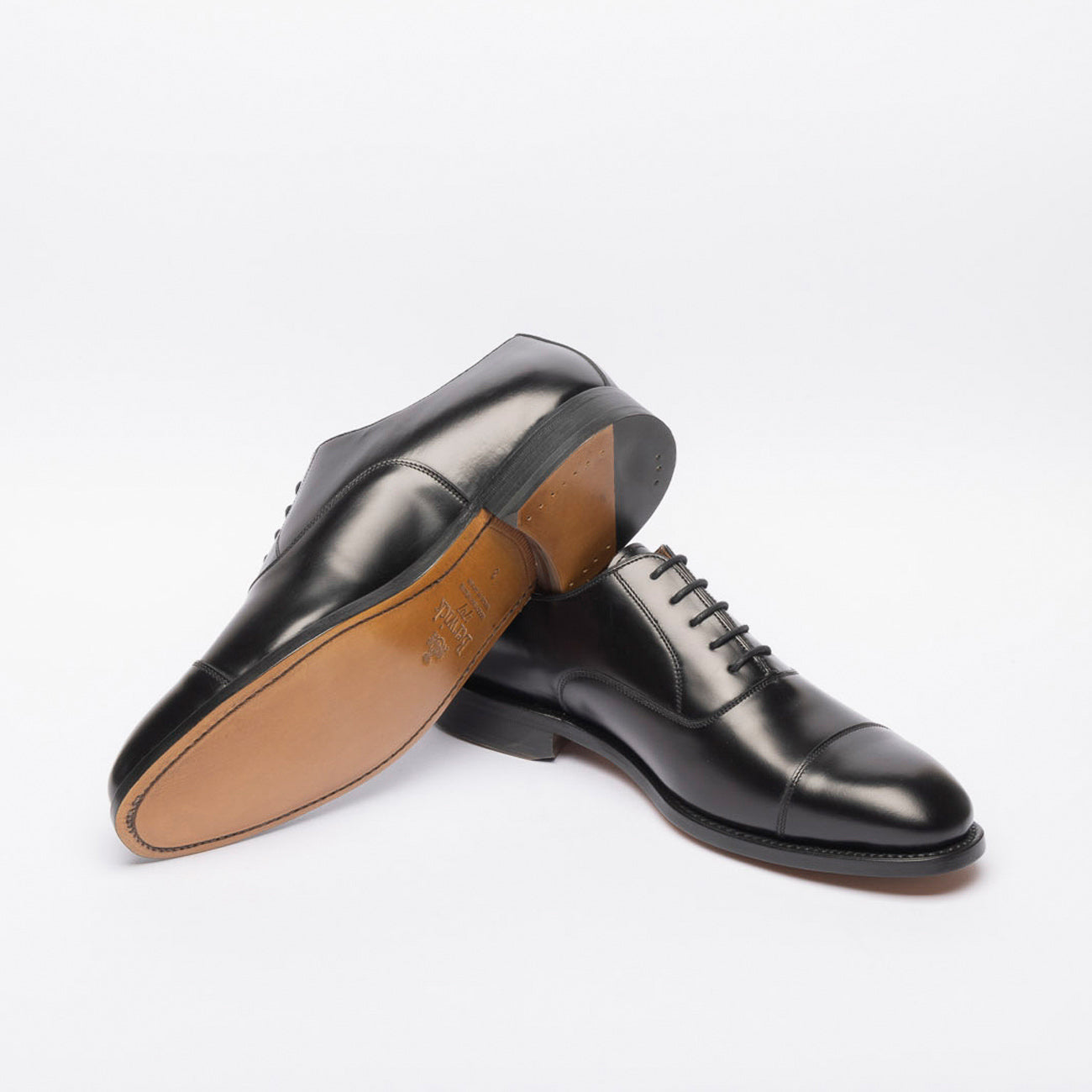 Stringata oxford Berwick 5217 in pelle nera