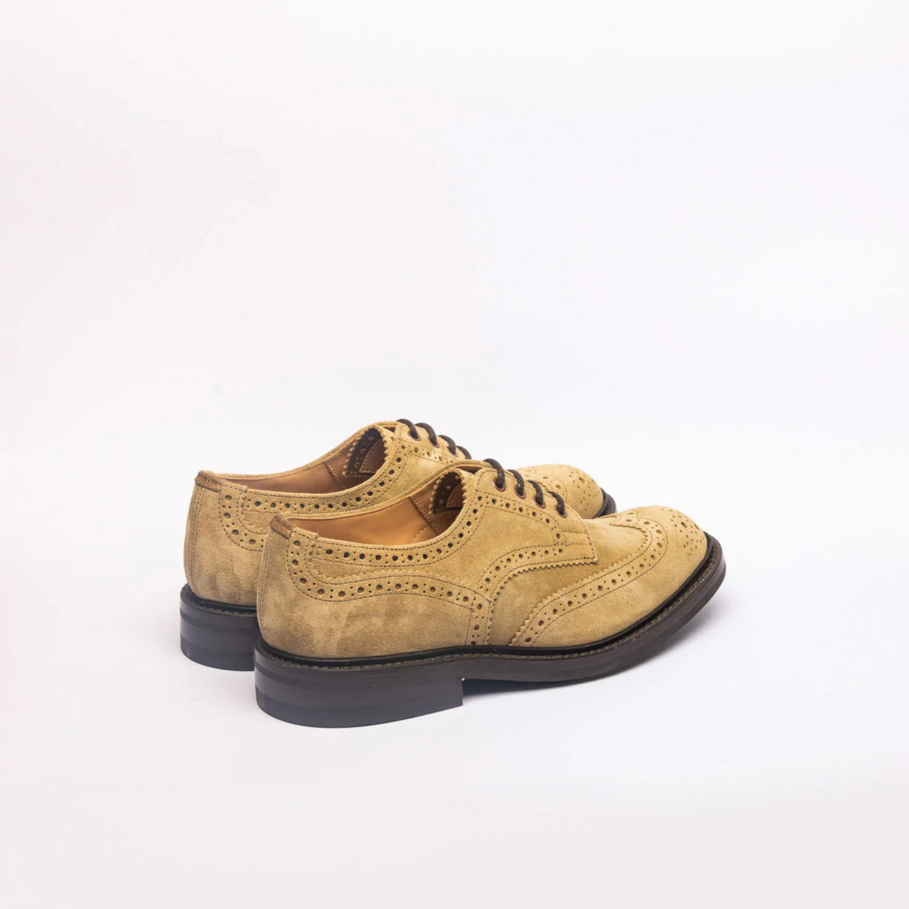 Stringata derby Tricker's Bourton in camoscio beige