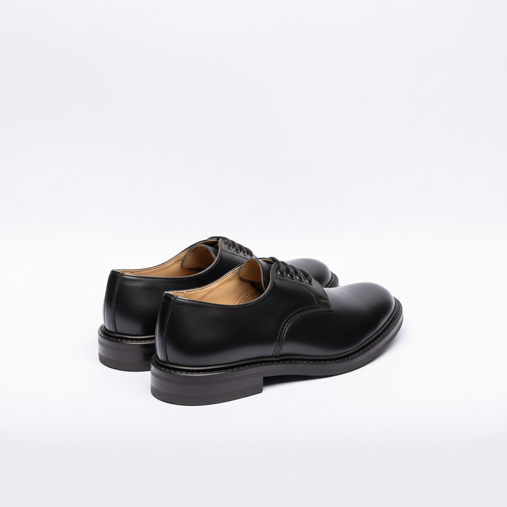 Stringata derby Tricker's Daniel in pelle nera (Suola Dainite)