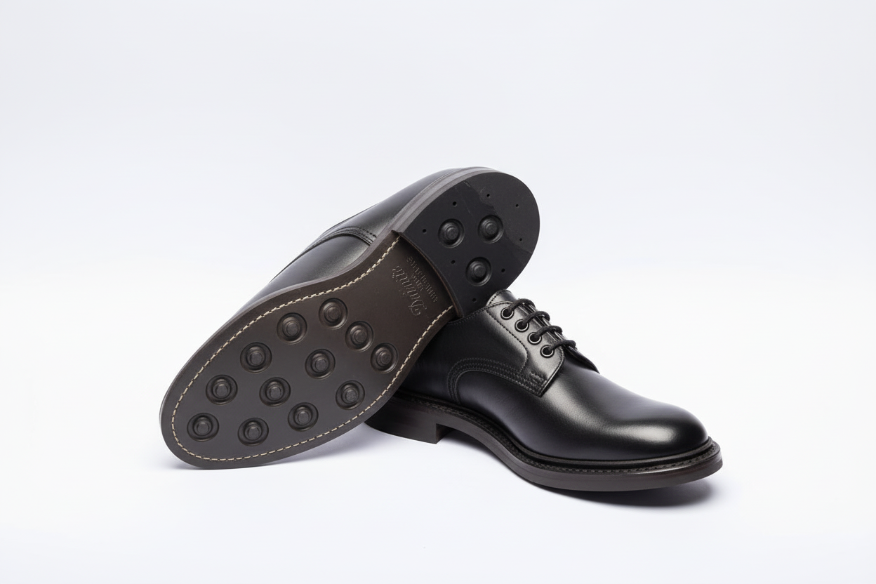 Stringata derby Tricker's Daniel in pelle nera (Suola Dainite)
