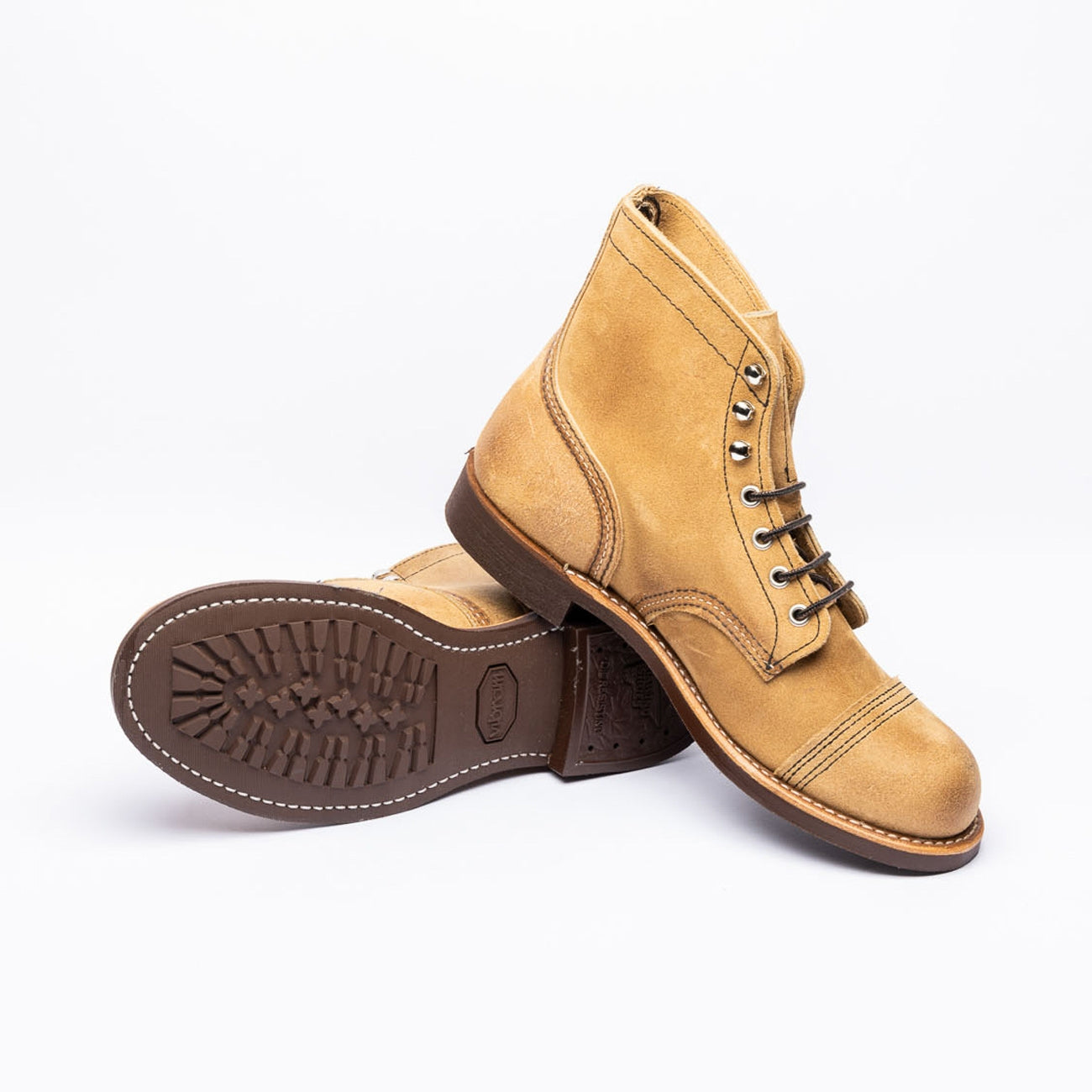 Polacco derby Red Wing Iron Ranger 8083 Hawthorne Mileskinner in camoscio sabbia
