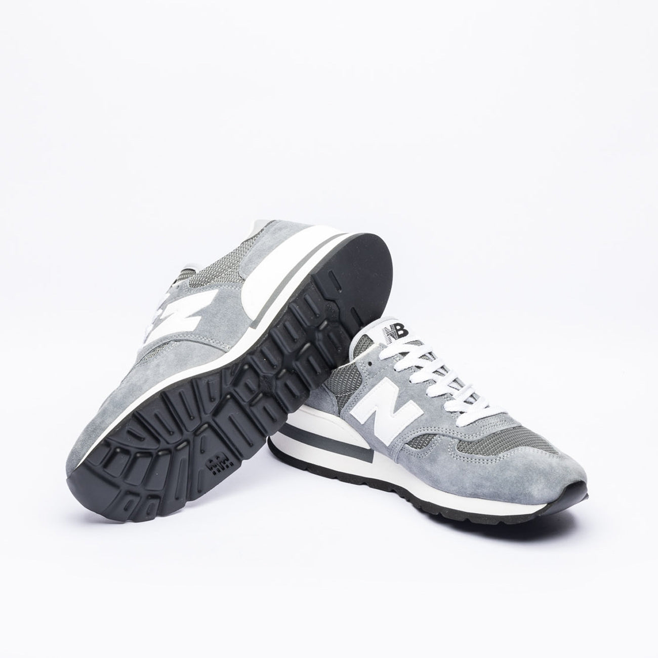 Sneaker running New Balance M990GR1 in camoscio e tessuto grigio