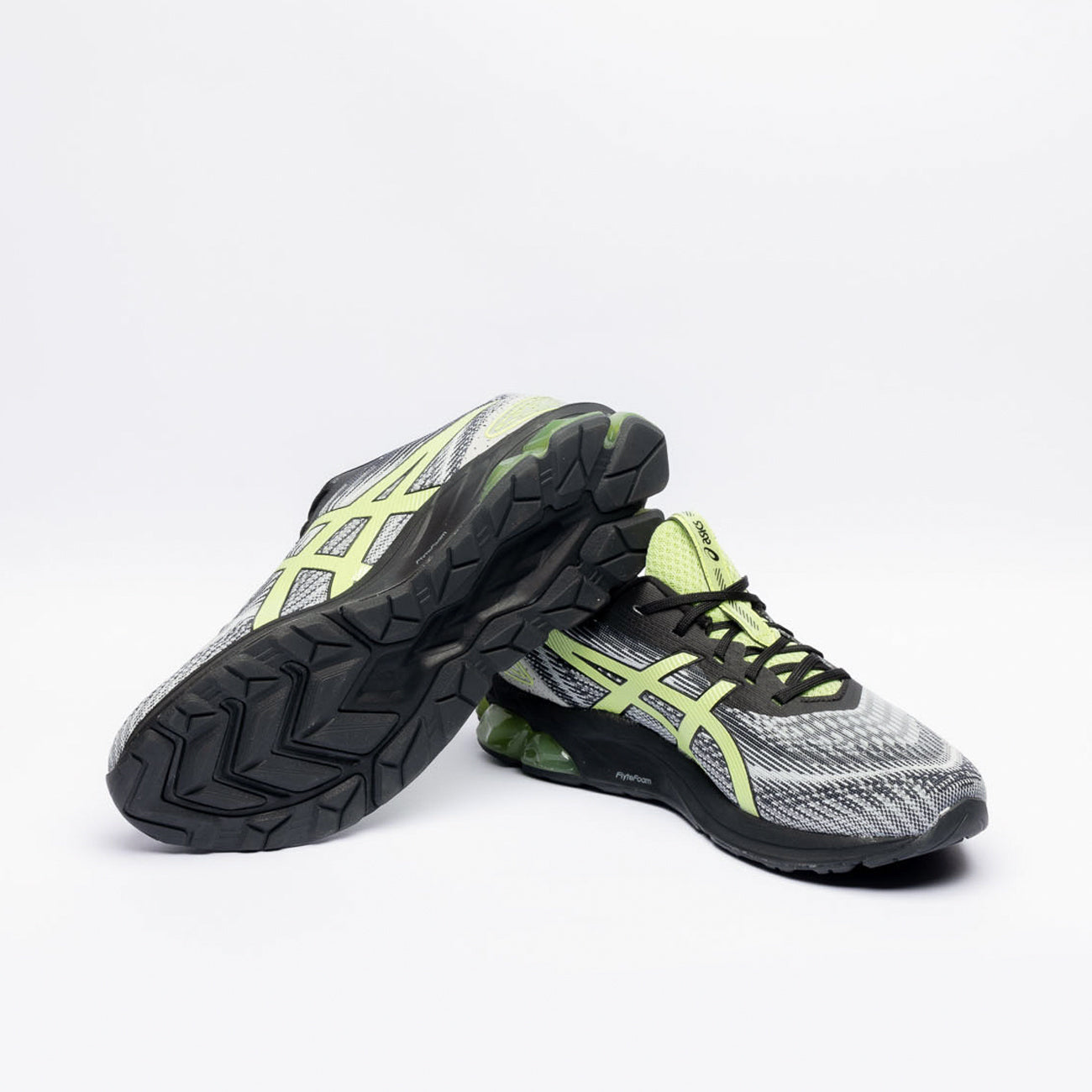 Running sneaker Asics Gel Quantum 180 VII in black fabric and green gel