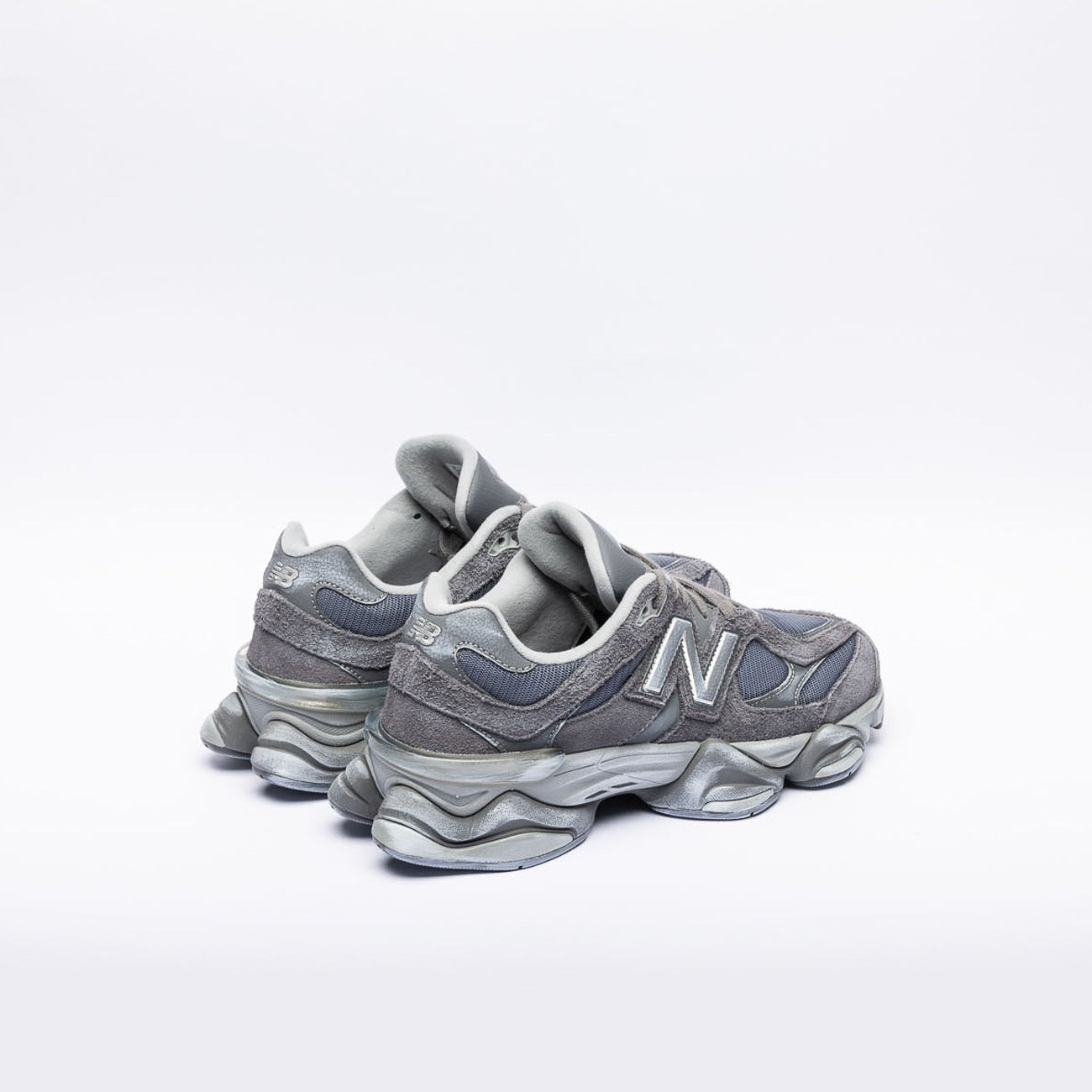 Sneaker fashion New Balance 9060 in camoscio e tessuto grigio